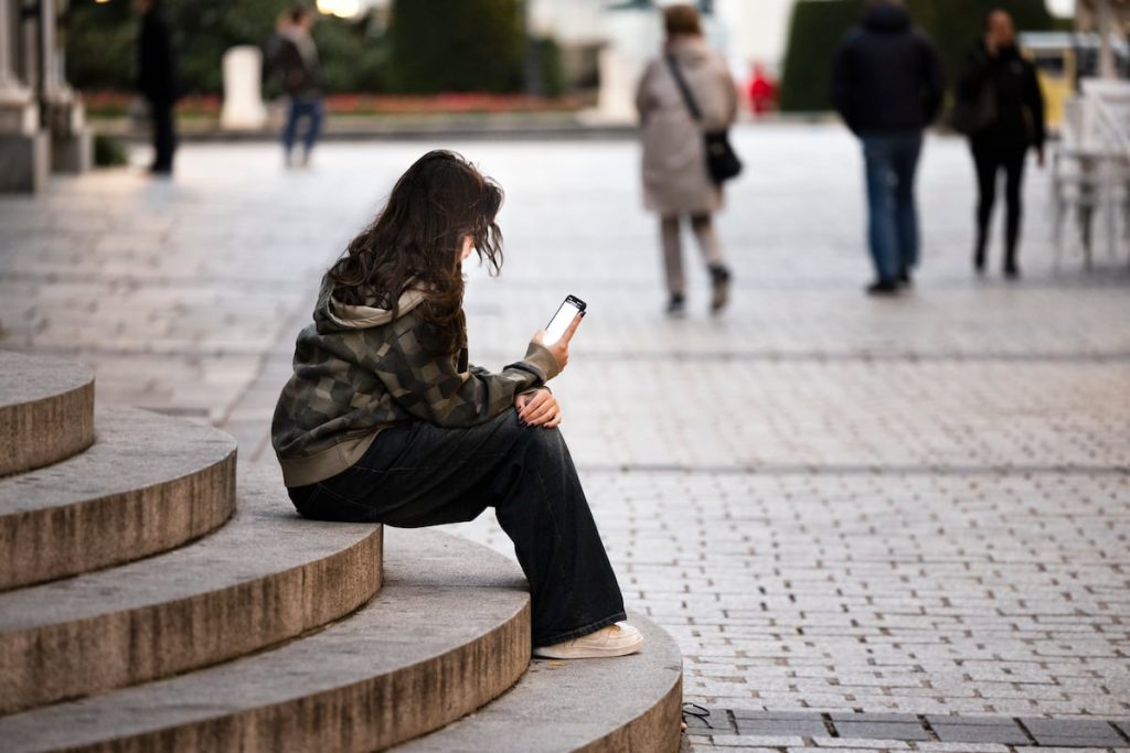 La nueva ley de protección de menores incluirá revisiones en el pediatra para detectar adicciones a la tecnología y una orden de alejamiento virtual