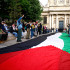 Manifestantes propalestinos junto a una enorme bandera palestina en la Universidad de la Sorbona, en Francia.