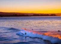 Esta playa de California ofrece actividades como surf.