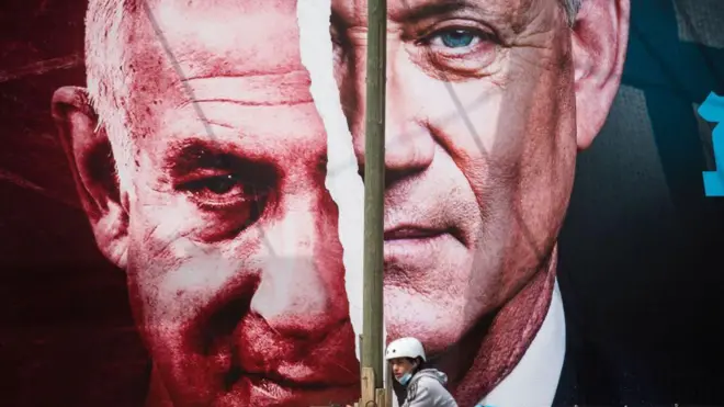 Afiche en una calle de Tel Aviv con los rostros de BenjamÃ­n Netanyahu y Benny Gantz.