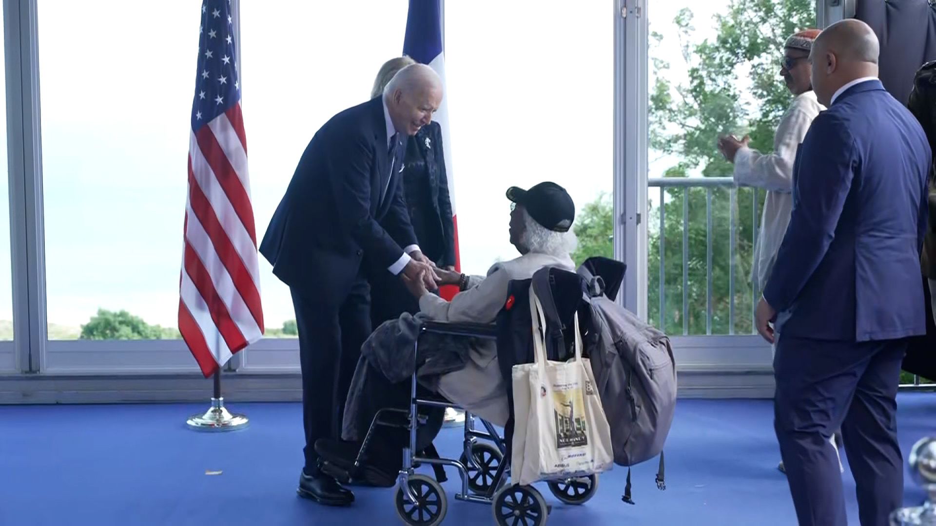 Biden le dice a un veterano âYo tambiÃ©n te amoâ durante la conmemoraciÃ³n del DÃ­a D