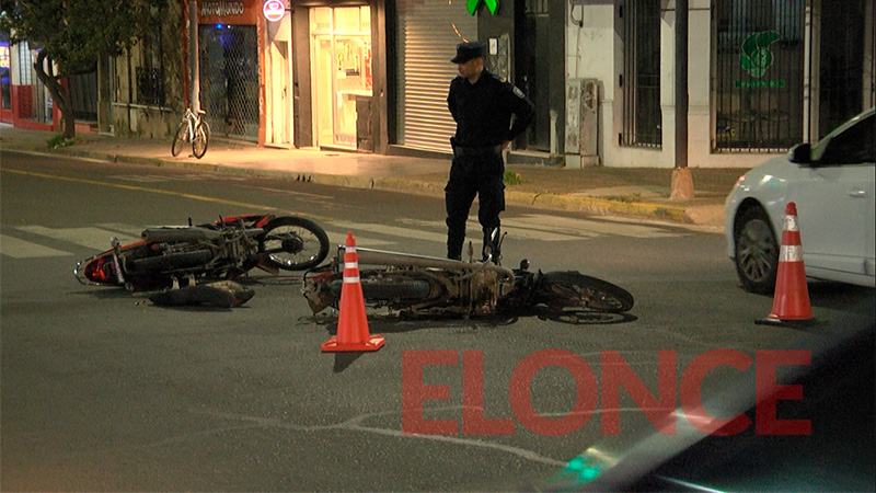 Choque de motos en esquina semaforizada: los motociclistas resultaron heridos – Policiales – Elonce.com