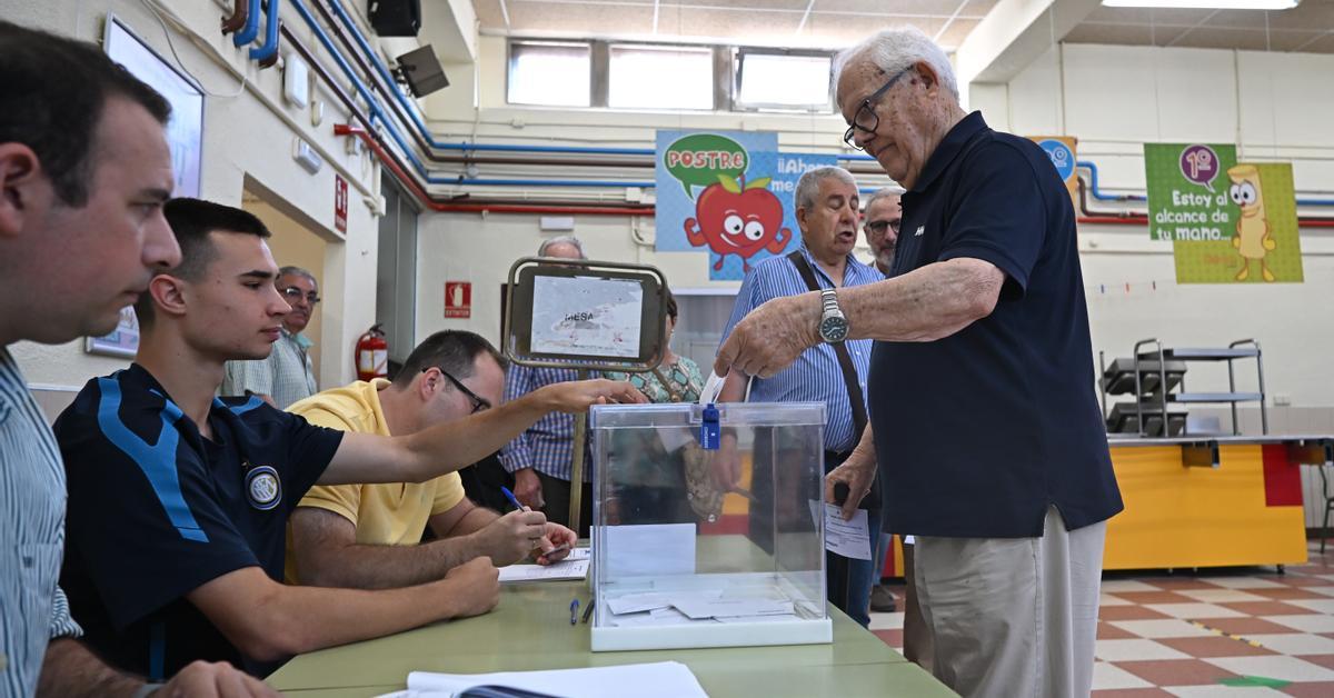 Abren las urnas para que más de 38 millones de españoles puedan votar a 61 eurodiputados