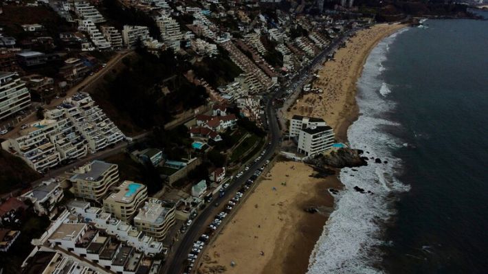 Sistema frontal: Lluvias provocan socavón y obligan a evacuar edificio Euromarina II en Reñaca