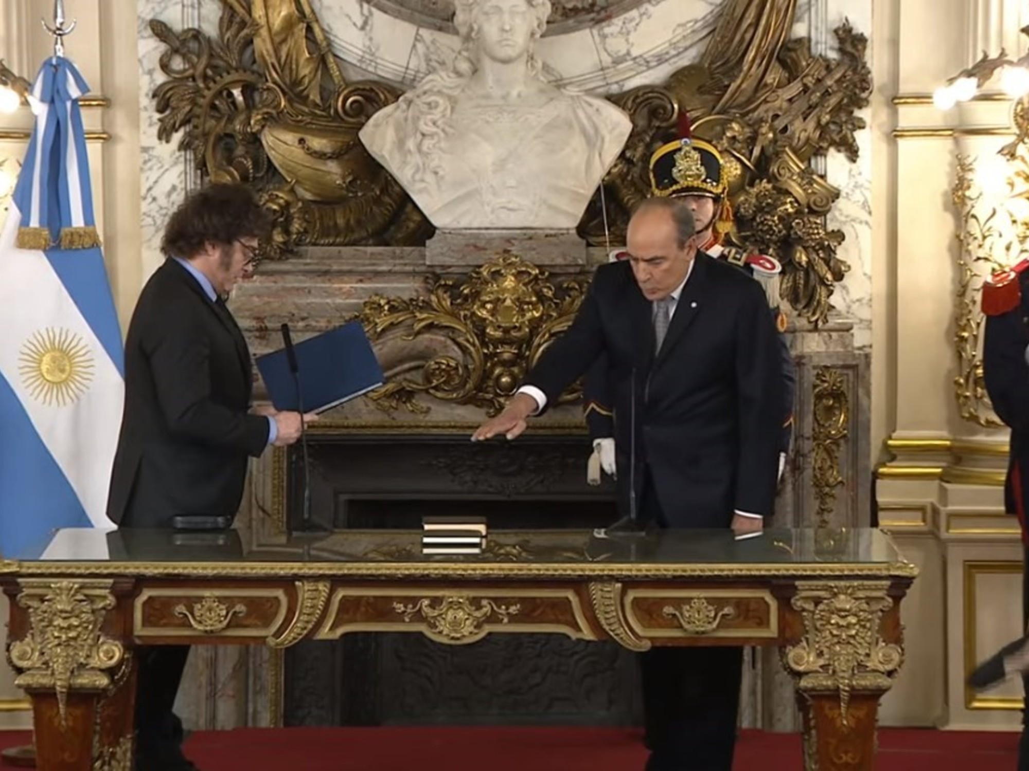 En una ceremonia fría, Javier Milei le tomó juramento a Guillermo Francos como jefe de Gabinete