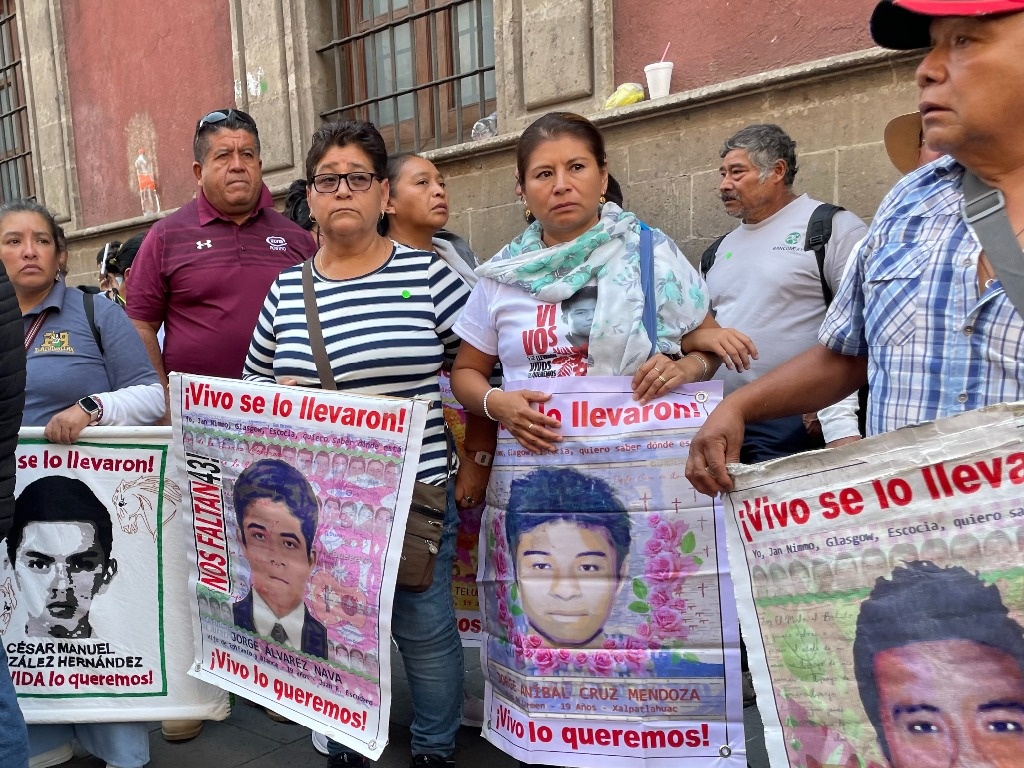 Concluye reunión de AMLO con padres de los 43; piden “puente” con Sheinbaum