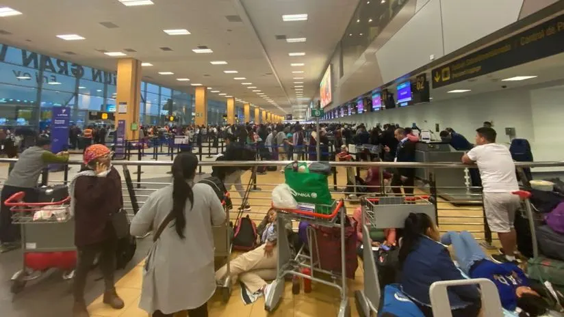 Pasajeros continúan esperando la reprogramación de sus vuelos en el aeropuerto Jorge Chávez