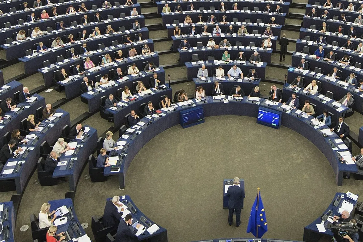 ¿Cómo se organiza el Parlamento Europeo y cuáles son los grupos políticos?