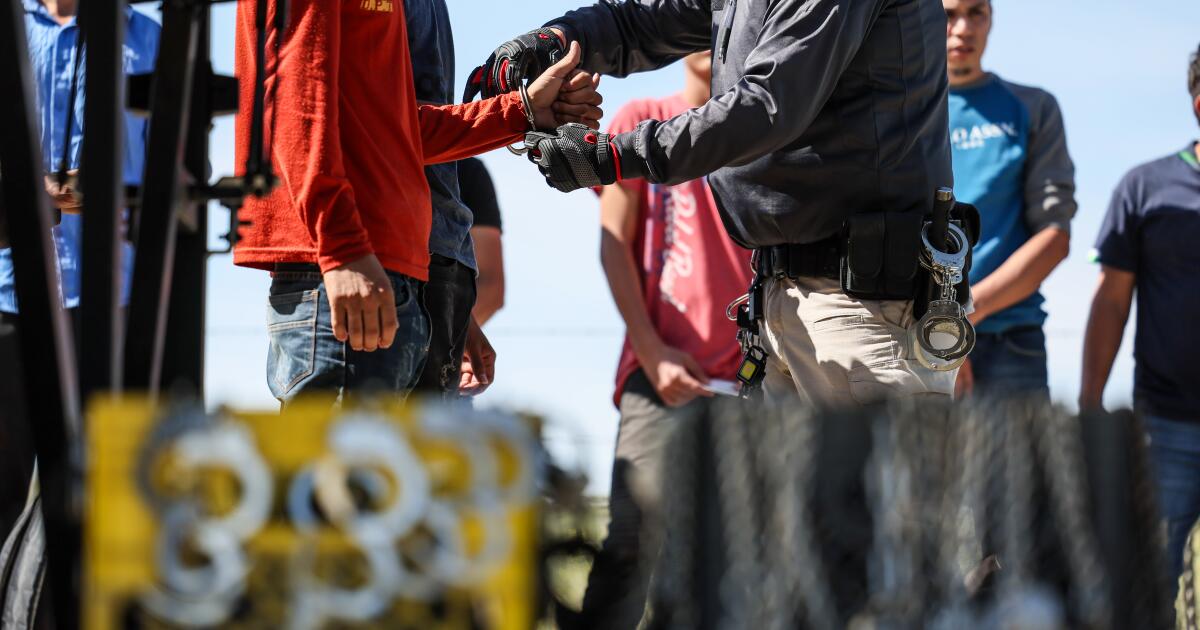 Biden firma orden para cerrar la frontera con México cuando aumenten los cruces