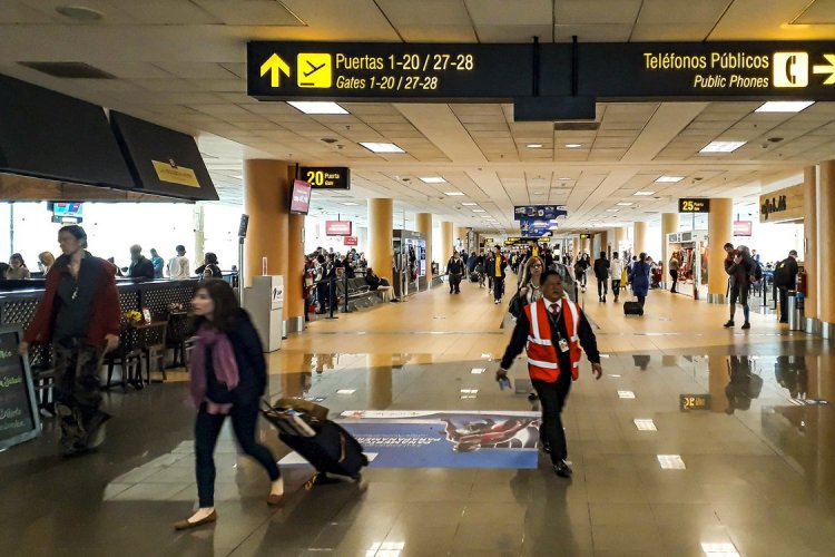 Falla en aeropuerto de Lima: afectados suben a más de 50 mil y Fiscalía de Perú abre investigación