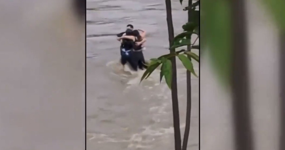 Video: el estremecedor abrazo de tres amigos antes de ser arrastrados por una inundación en Italia