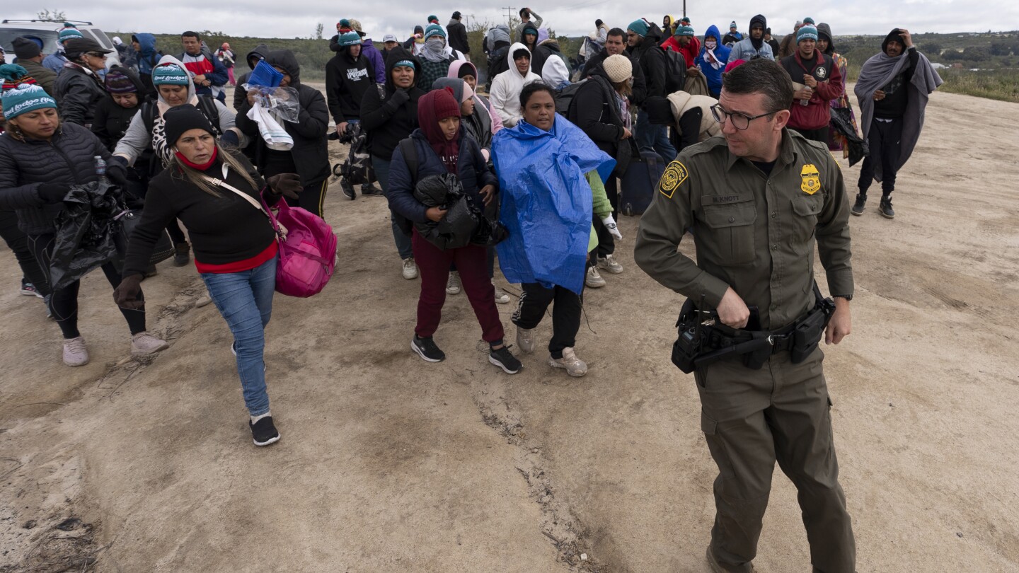 Cómo funcionaría la nueva medida de Biden para frenar solicitudes de asilo en frontera sur de EEUU