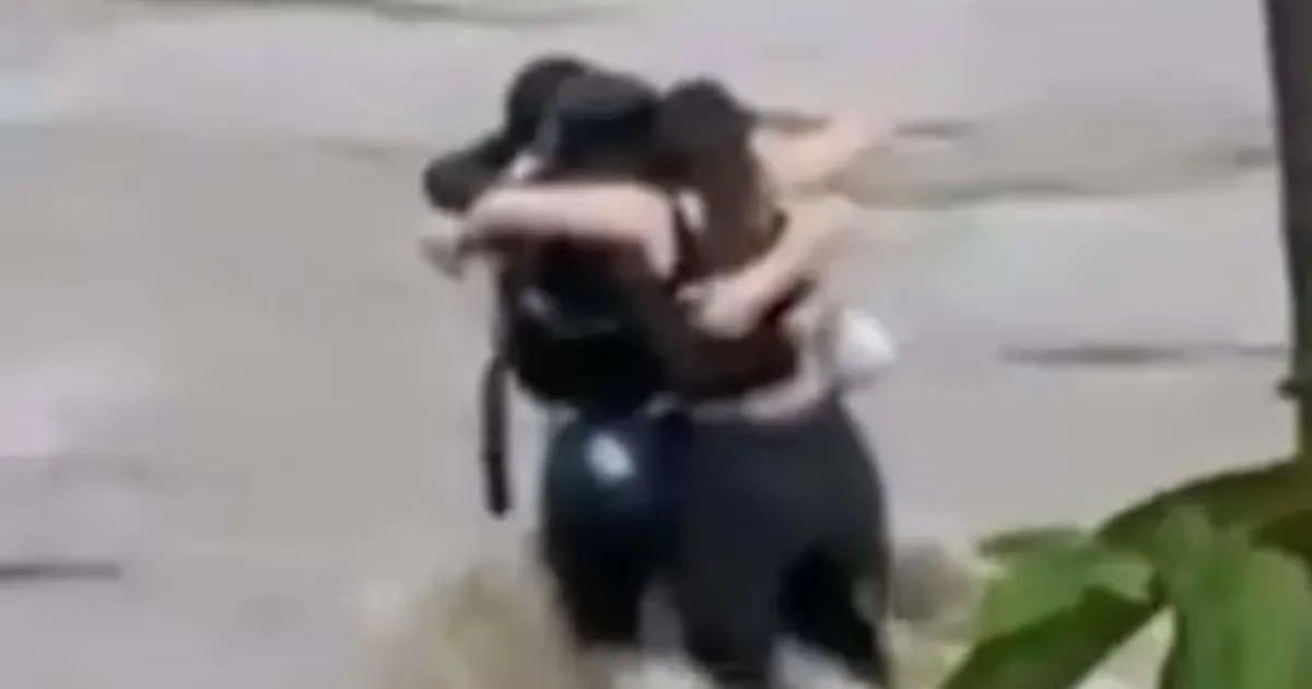 El último abrazo de tres amigos antes de ser arrastrados por las inundaciones en Italia: el video que estremece