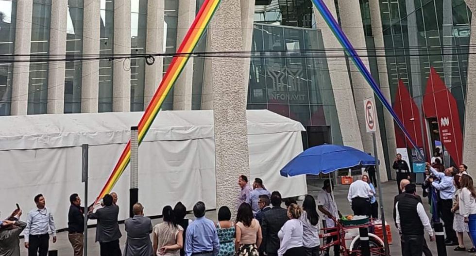 Rompen banderas LGBT en oficinas del Infonavit; «es un acto de barbarie», dice su director