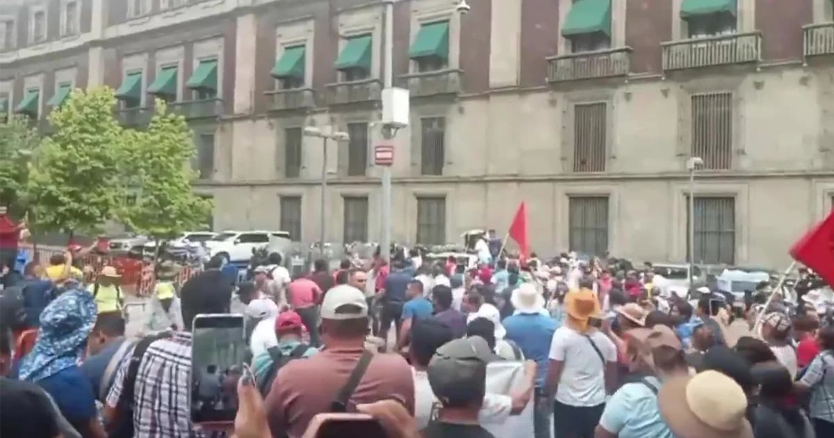 CNTE da portazo a Palacio Nacional; se registran enfrentamientos con la policía