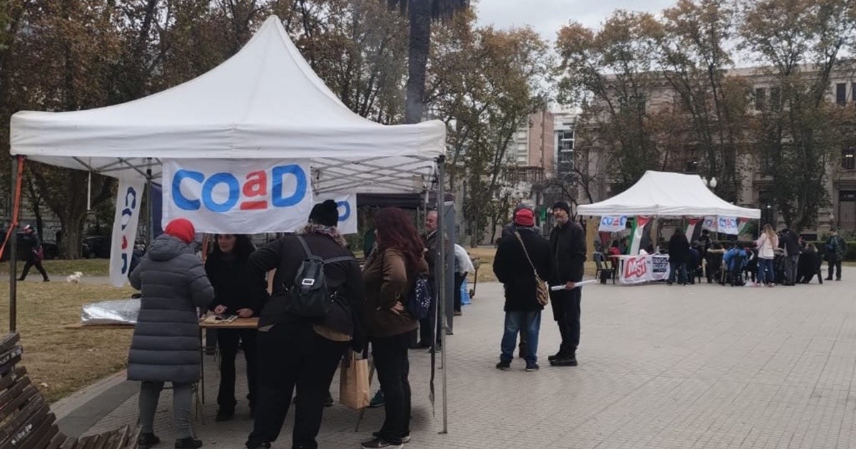 Se instaló la carpa de docentes universitarios en Rosario: «Los salarios vienen en caída libre desde que asumió Milei»