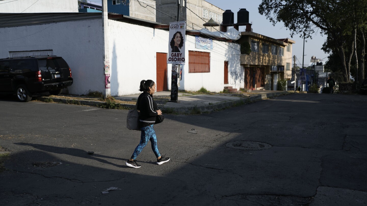 Una mujer podría gobernar México. Millones más siguen en la sombra como empleadas domésticas