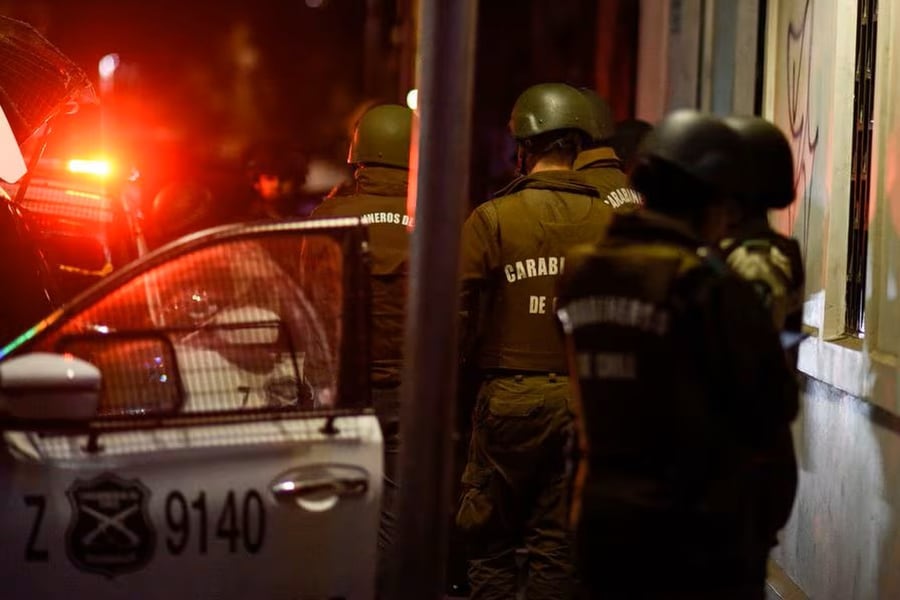 Ataque de turba a carabineros en Puente Alto: fijan prisión preventiva para dos de los involucrados