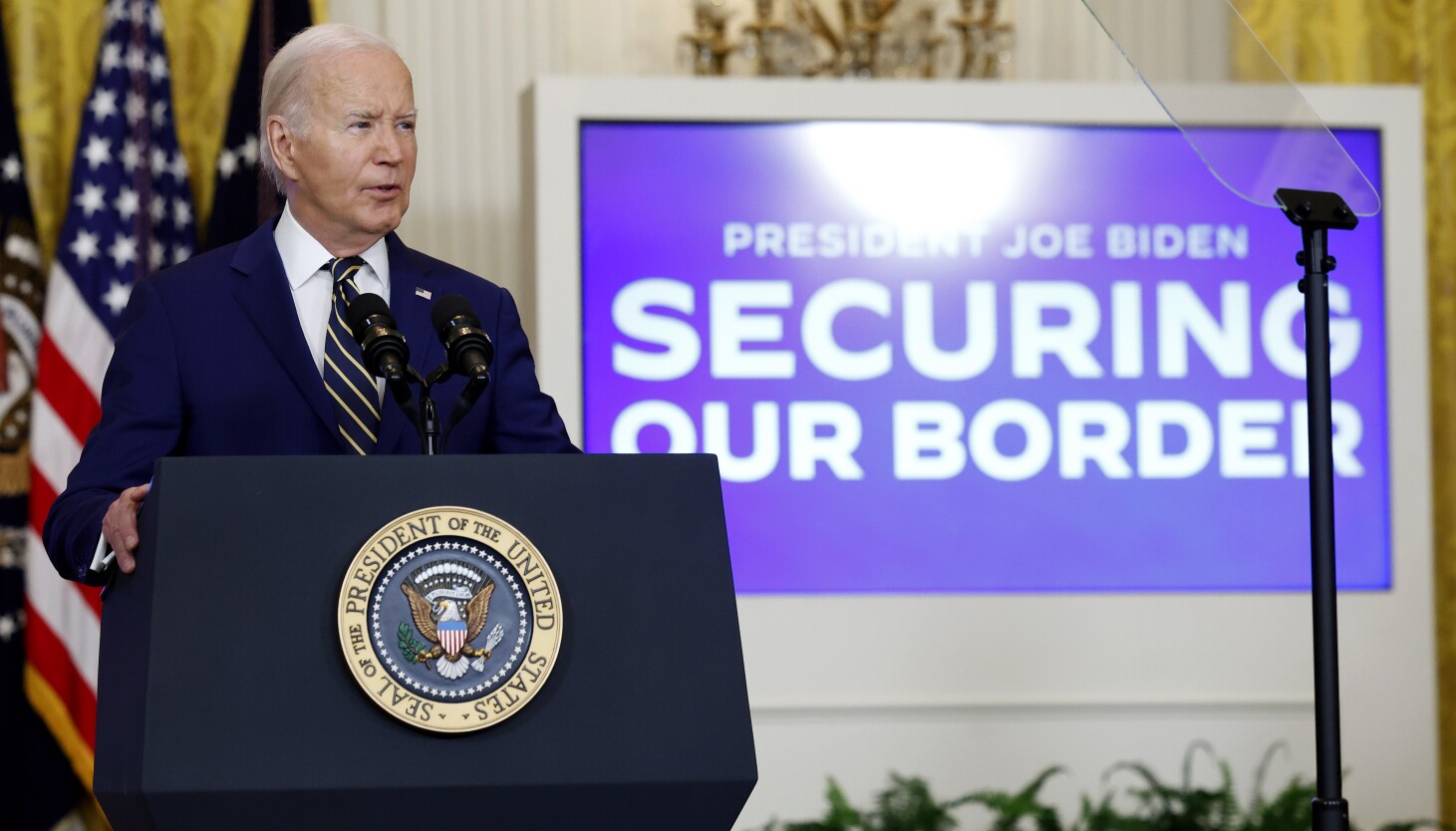 Biden afirma que restringe el asilo para ayudar a ‘controlar’ la frontera