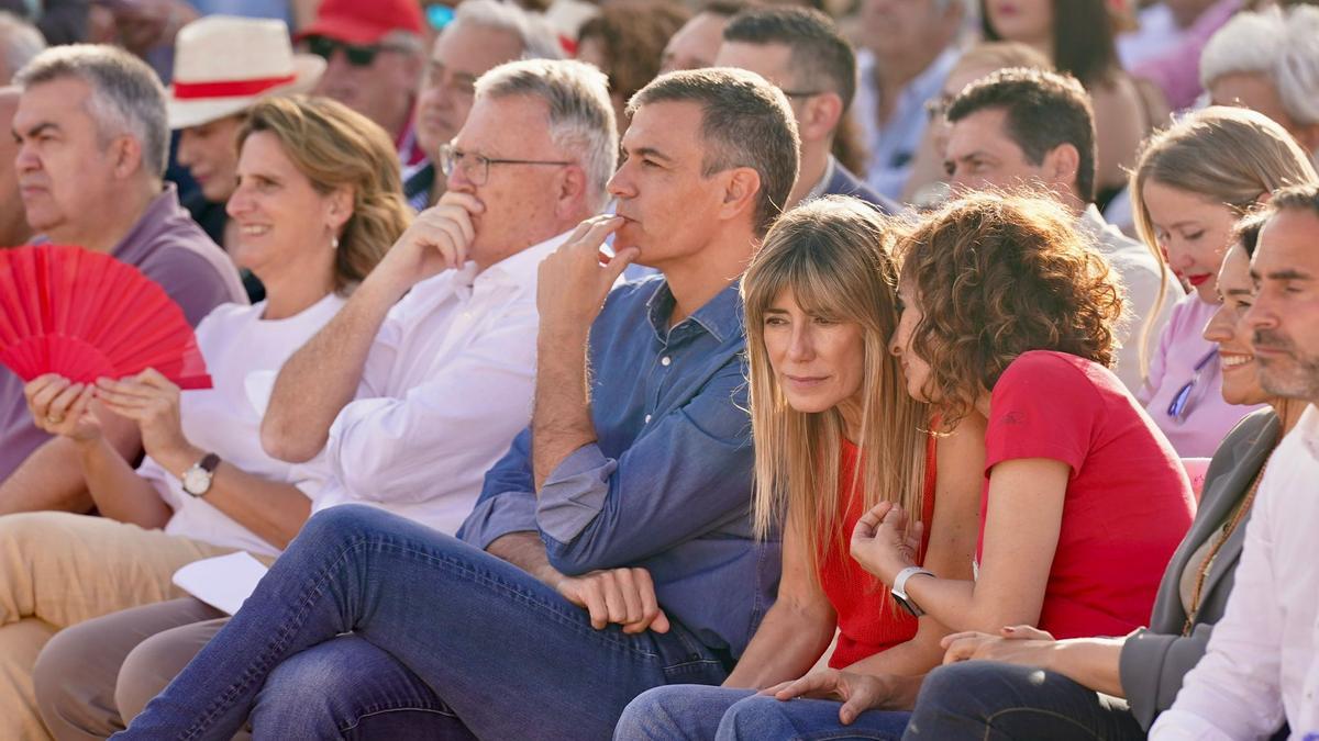 Gritos de ‘Pedro, Pedro’ y ‘Begoña, Begoña’ reciben a Sánchez y su mujer en el mitin del PSOE en Benalmádena