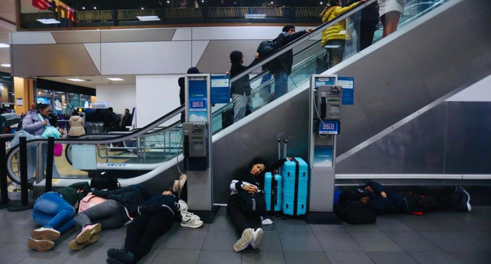 Pasaron su luna de miel atrapados en el aeropuerto Jorge Chávez: el drama de dos recién casados tras fallas eléctricas