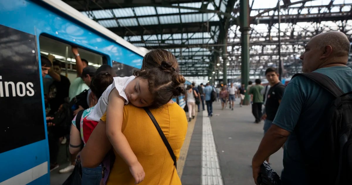 El Gobierno acordó con el líder de La Fraternidad que se postergue el paro de trenes de mañana