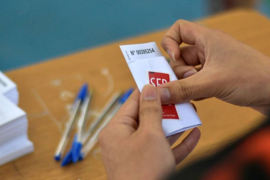 Banderazos, últimos respaldos y temor por la lluvia: partidos concluyen campaña de cara a elecciones primariasLos últimos despliegues en la derecha  Lluvias  Sistema frontal: al menos cinco comunas amenazan con acciones legales por masivos cortes de luz en la RM