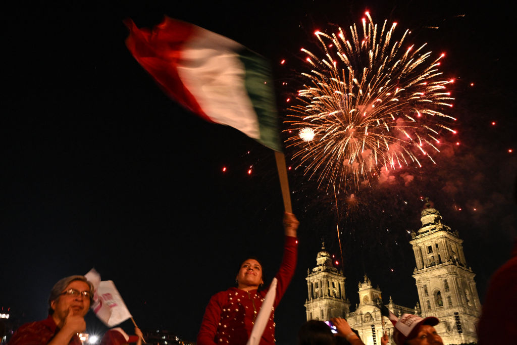 Así se viven los festejos en el Zócalo, Ciudad de México, tras los resultados de las elecciones