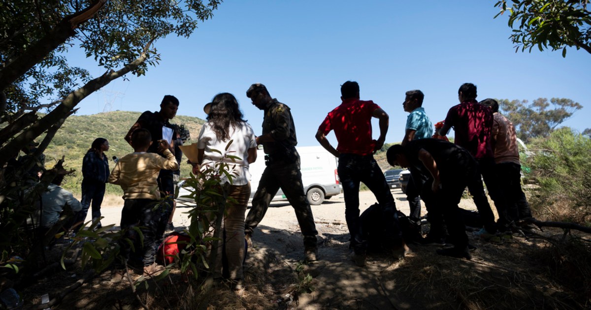 Once migrantes hospitalizados y siete sospechosos de tráfico humano arrestados en una operación policial en Texas