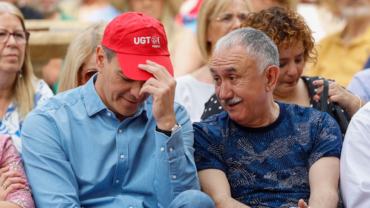 Sánchez luce su amuleto de la suerte en el último día de campaña electoral: una camisa vaquera