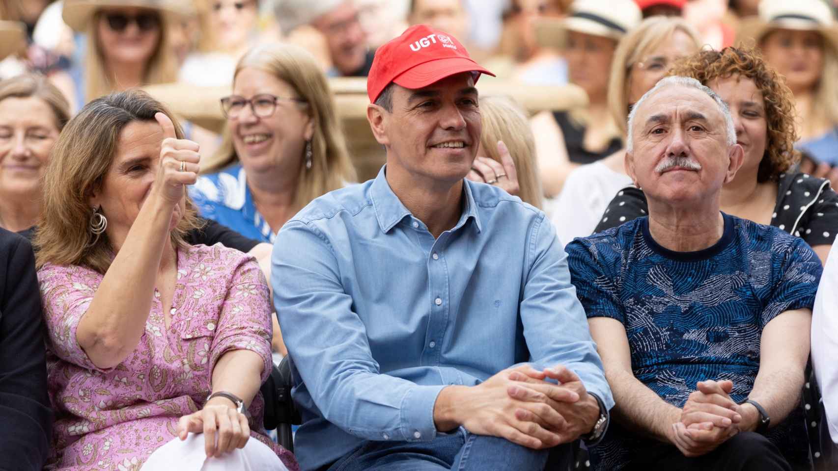 Sánchez con la gorra de UGT: «Las mujeres son las primeras que tienen que votar a favor del PSOE»