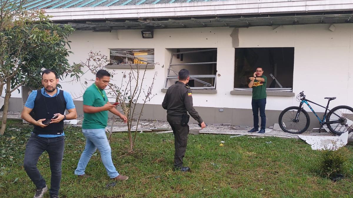 Urgente: escalada terrorista contra la Policía; explota carro bomba en Robles y atacan con drones el comando de la institución en Popayán