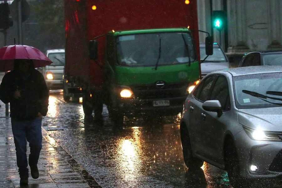 Sistema frontal: revisa a qué hora comienza a llover en la Región Metropolitana