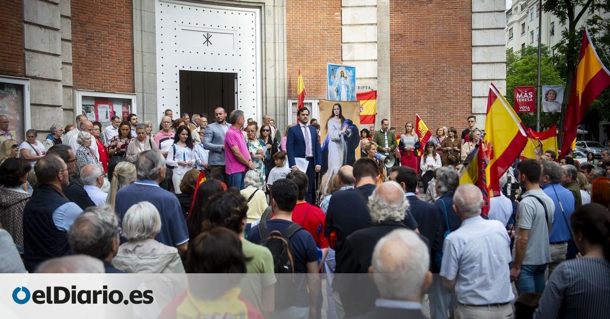 Día de reflexión, día de oración en Ferraz: primero el rosario, después insultos a Sánchez