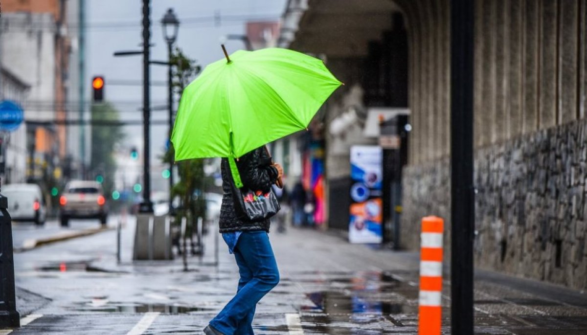 Hasta 100 mm por día: los montos de precipitaciones esperados por sistema frontal que afectará a 5 regiones