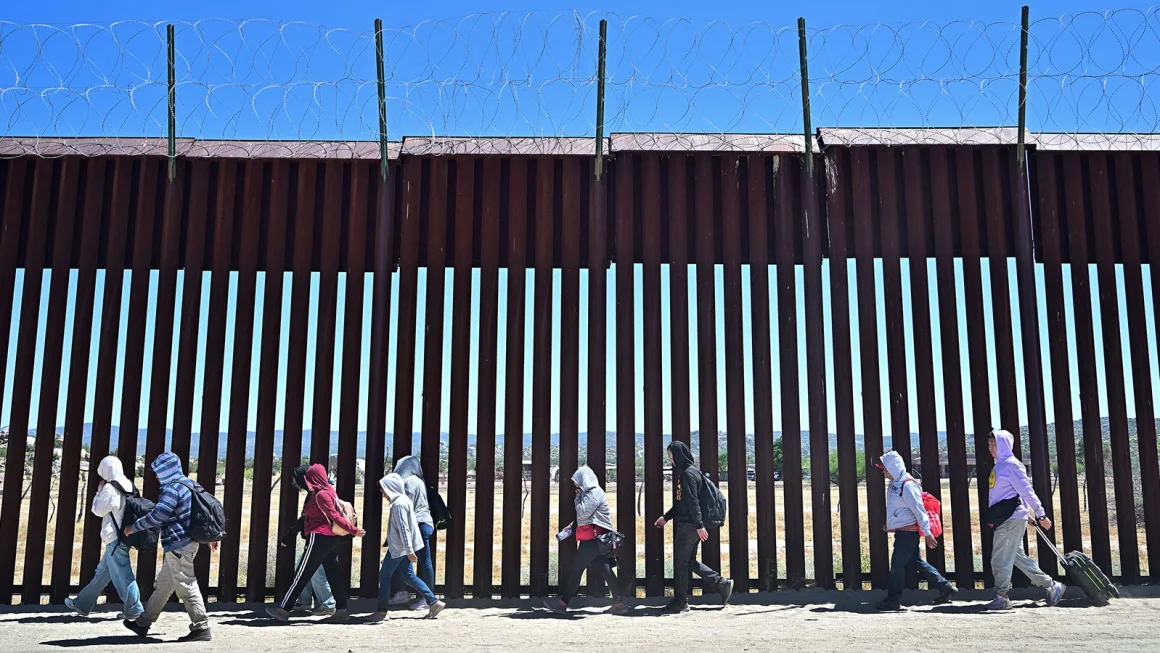 Los cruces ilegales diarios en la frontera México-EE.UU. habrían puesto en marcha la nueva política de Biden hace años