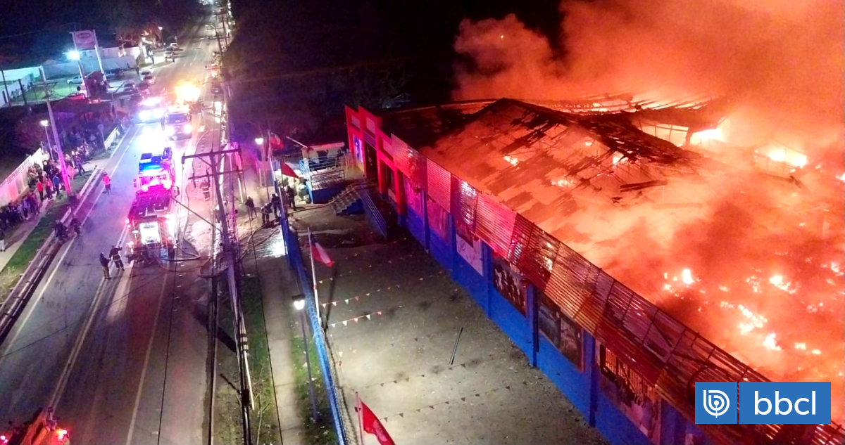 Incendio arrasa con mall chino recién inaugurado en comuna de El Monte