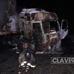 Seis tractocamiones destruidos y un automóvil con graves daños tras ataque incendiario en Metrenco